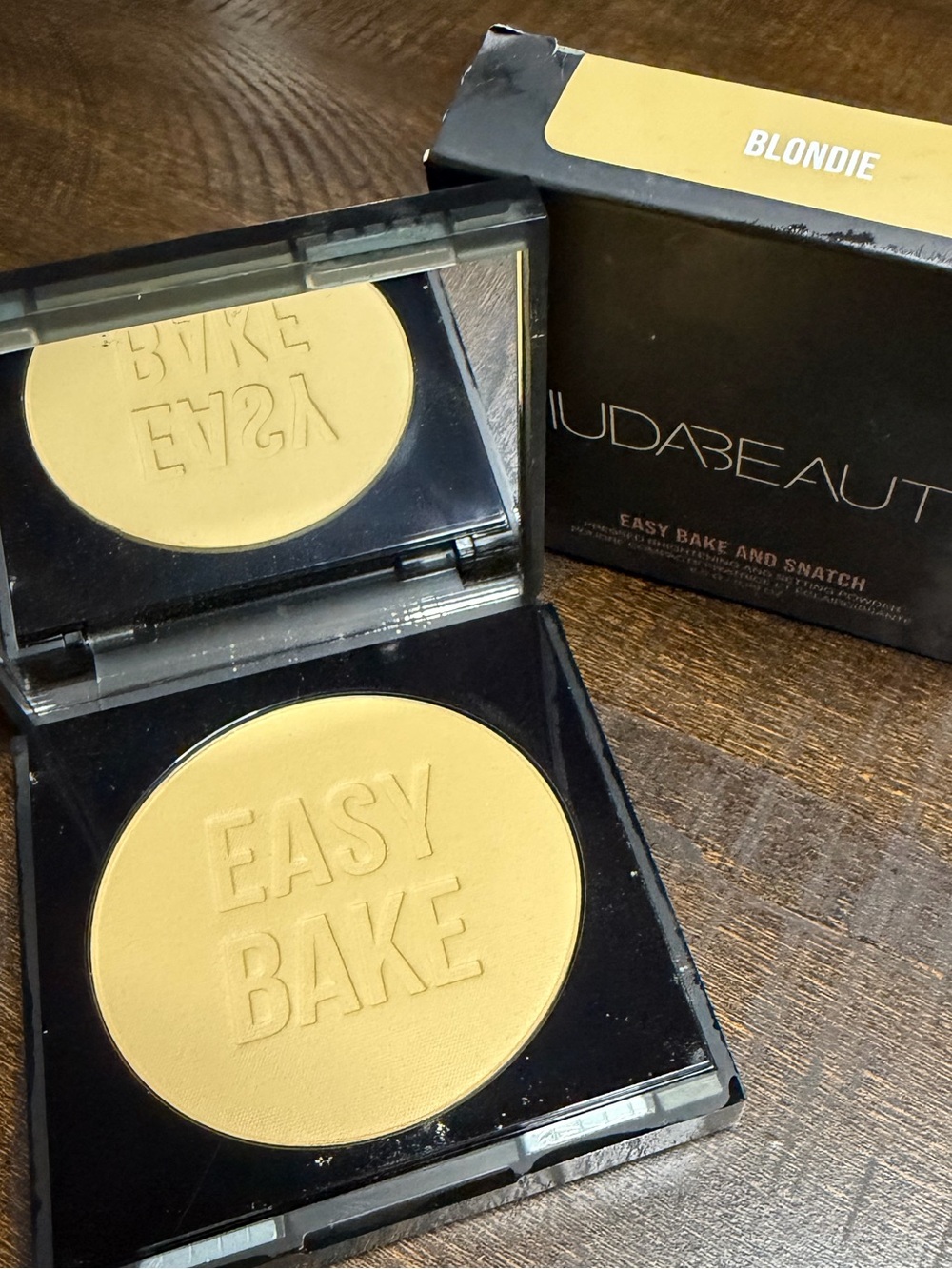 Huda Beauty-Blondie-Bake and Snatch Loose Baking & Setting Powder